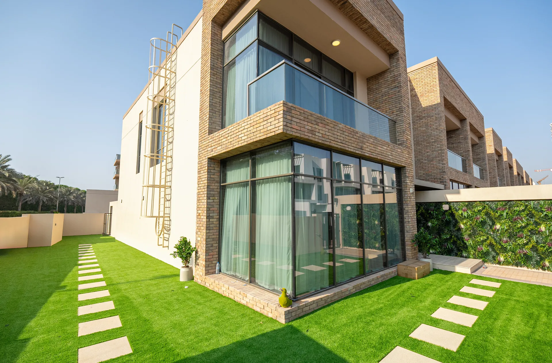 Eleganz JVC, Danube Properties